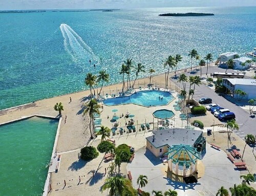 WATERFRONT Seaside Sanctuary in the Keys with 35' SEAWALL FOR YOUR BOAT!