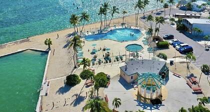 WATERFRONT Seaside Sanctuary in the Keys with 35' SEAWALL FOR YOUR BOAT!