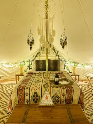 1 bedroom, bed sheets