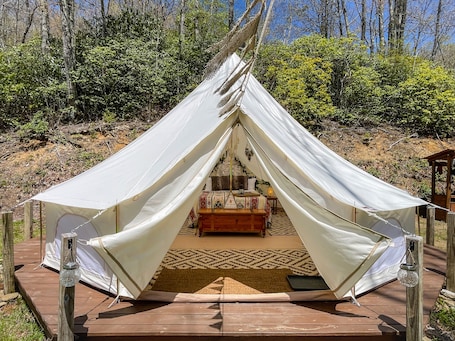 Property grounds. 4200ft Luxury Stargazing Glamping Haven, Ultra-Private, Near BRP