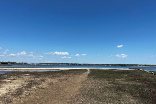 Una spiaggia nelle vicinanze, lettini da mare, teli da spiaggia