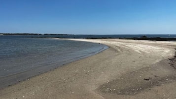 靠近海滩、沙滩椅、沙滩毛巾