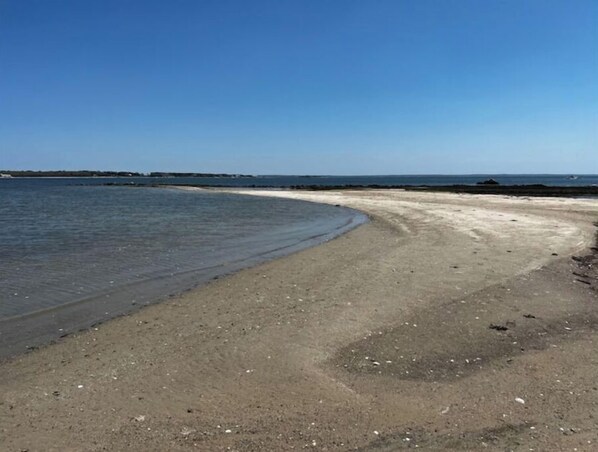 In Strandnähe, Liegestühle, Strandtücher