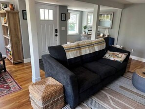 Smart TV, chimenea y libros 