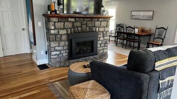 TV connectée, cheminée, livres