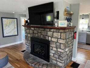 Smart-TV, Kamin, Bücher