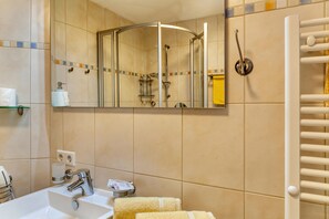 Dusche, Haartrockner, Handtücher