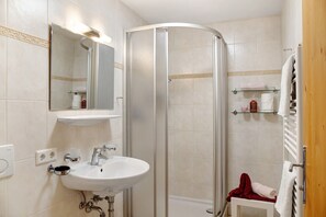 Dusche, Haartrockner, Handtücher