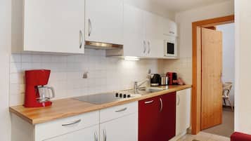 Jääkaappi, mikroaaltouuni, liesi, astianpesukone