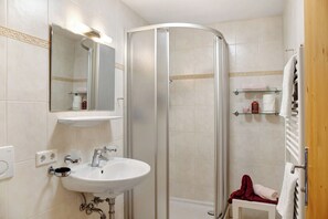 Een douche, een haardroger, handdoeken