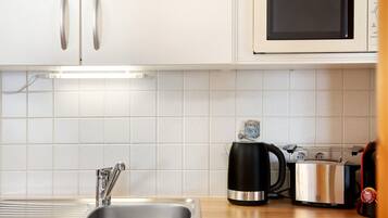 Réfrigérateur, micro-ondes, plaque de cuisson, lave-vaisselle