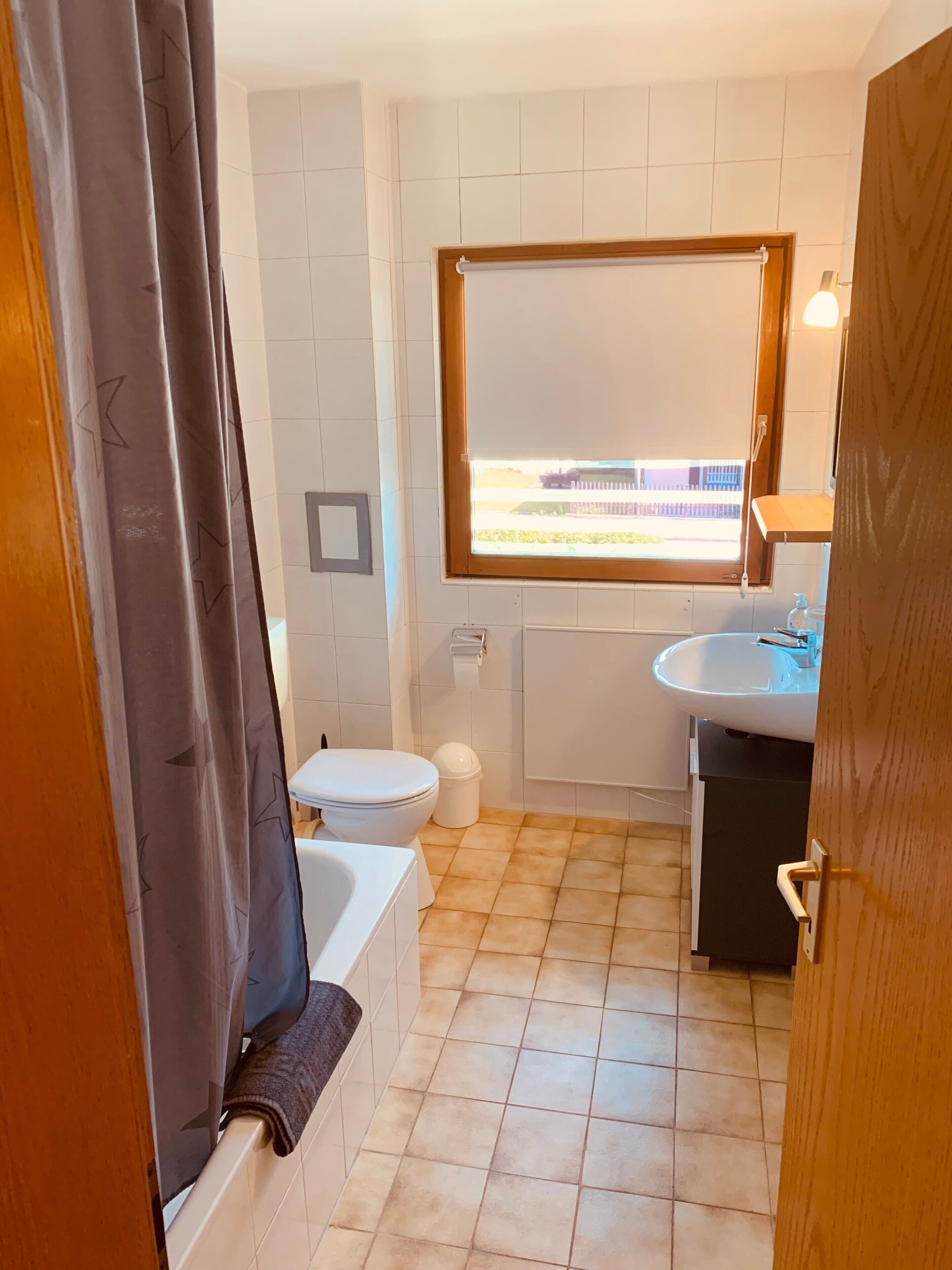 Badewanne, Haartrockner, Handtücher