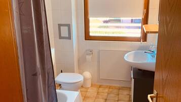 Badewanne, Haartrockner, Handtücher