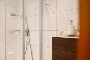 Shower, hair dryer, towels - Apartment "Edelweiß" with Shared Garden & Wi-Fi (Leutasch)