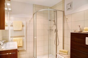 Regadera, secadora de cabello, toallas 