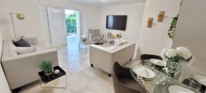 Smart TV - comfort, privacy, tranquility, and prime location (Oistins)