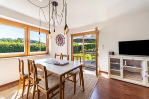 Dining - Holiday Apartment 'Auszeit' with Terrace, Garden and Wi-Fi (Niederviehbach)