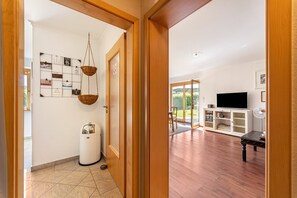 Interior - Holiday Apartment 'Auszeit' with Terrace, Garden and Wi-Fi (Niederviehbach)