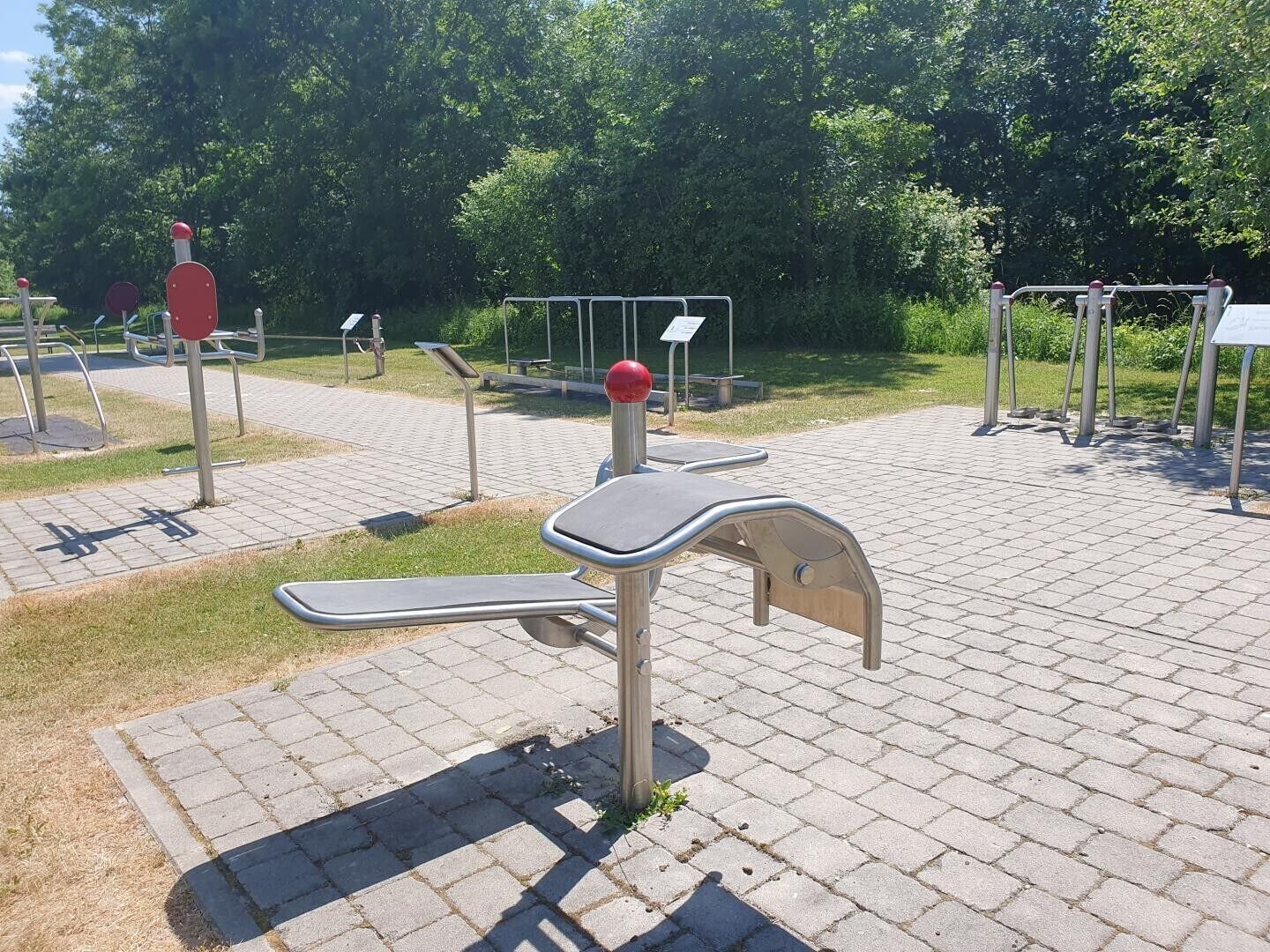 Fitnessgeräte im Freien in einer Parkanlage.