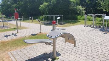 Fitnessgeräte im Freien in einer Parkanlage.