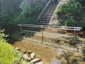 Property grounds - Holiday Apartment 'Auszeit' with Terrace, Garden and Wi-Fi (Niederviehbach)