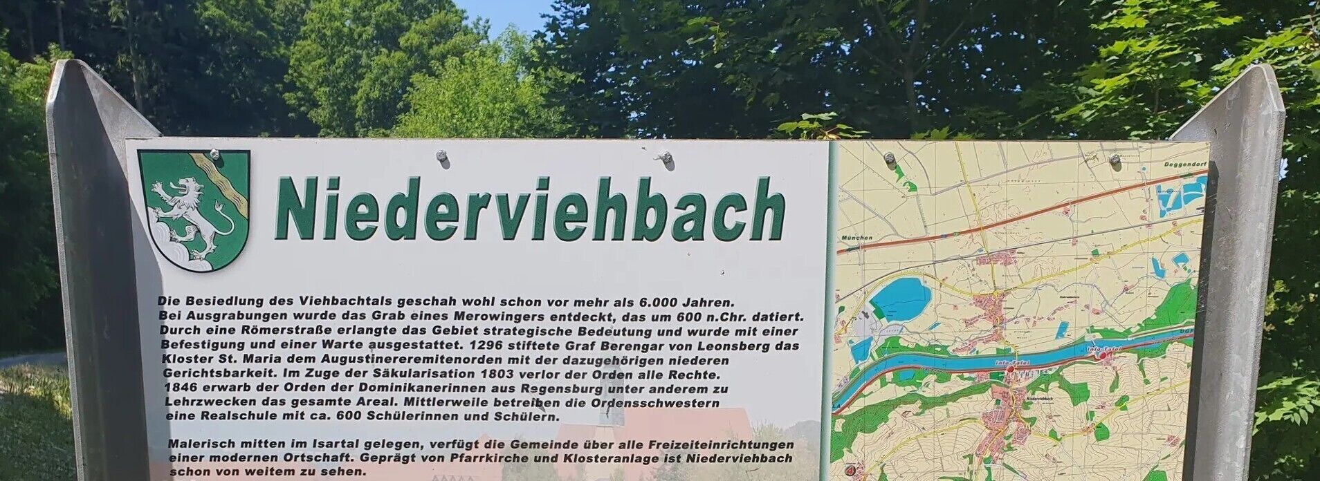 Ein Schild mit dem Ortsnamen 'Niederviehbach' und einer Karte.