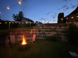 Property grounds - Holiday Apartment 'Auszeit' with Terrace, Garden and Wi-Fi (Niederviehbach)