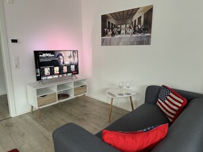 TV - Apartment 'Alina' with Private Terrace and Wi-Fi (Sinsheim)