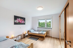 3 slaapkamers, een strijkplank/strijkijzer, gratis wifi, beddengoed