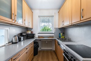 Køleskab, mikrobølgeovn, ovn, kogeplade