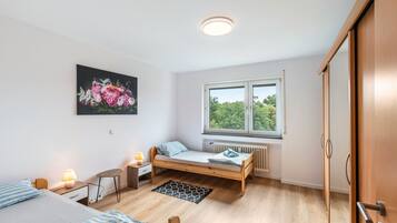3 slaapkamers, een strijkplank/strijkijzer, gratis wifi, beddengoed