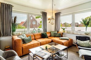 TV, DVD player - Apartment 'Strandhus Uiterst-hörn Treibholz' with Sea View, Shared Garden and Wi-Fi (Baltrum)