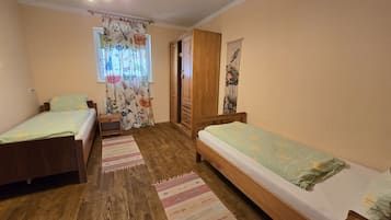 2 bedrooms, iron/ironing board, free WiFi, bed sheets