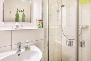 Shower, hair dryer, towels - Apartment 'Am Bach' with Wi-Fi (Rheinfelden-Nollingen)