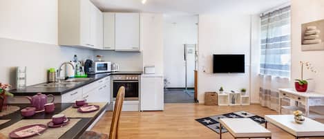 Fridge, microwave, oven, stovetop