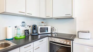 Frigorífico, microondas, horno y placa de cocina