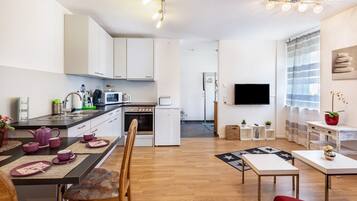 Refrigerador, microondas, horno, placa de cocina