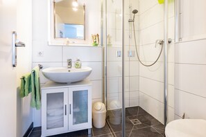 Douche, sèche-cheveux, serviettes fournies