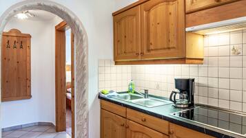 Kühlschrank, Mikrowelle, Herdplatte, Wasserkocher mit Kaffee-/Teezubehör