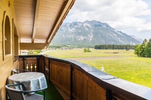 Outdoor dining - Apartment "Enzian 2" with Mountain View, Balcony & Wi-Fi (Leutasch)