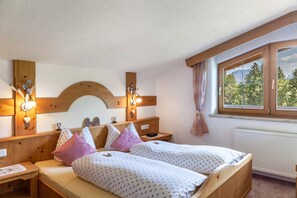 1 bedroom, free WiFi, bed sheets - Apartment "Enzian 2" with Mountain View, Balcony & Wi-Fi (Leutasch)