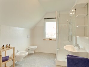 Een douche, een haardroger, handdoeken