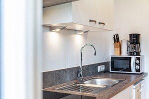 Refrigerador, microondas, horno, placa de cocina