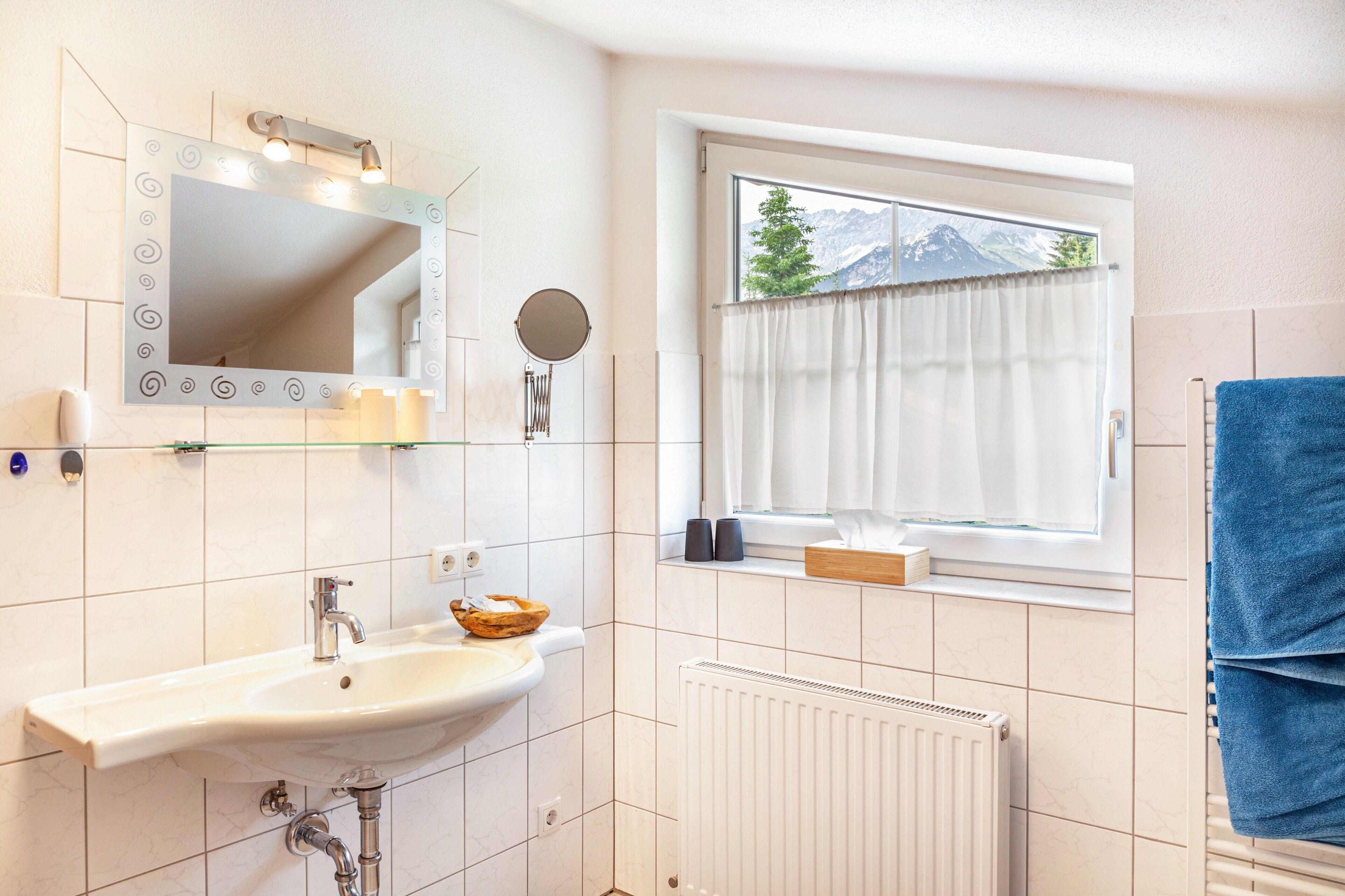 Badewanne, Haartrockner, Handtücher