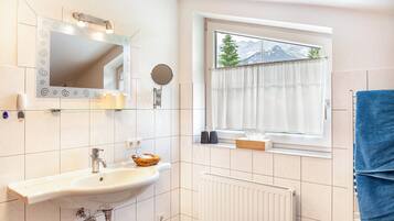 Badewanne, Haartrockner, Handtücher