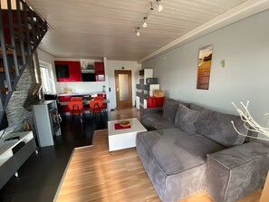 TV, fireplace, video games - Apartment 'Klug' with Mountain View, Private Terrace and Wi-Fi (Schonach im Schwarzwald)