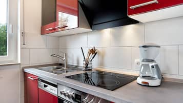 Jääkaappi, mikroaaltouuni, uuni, liesi