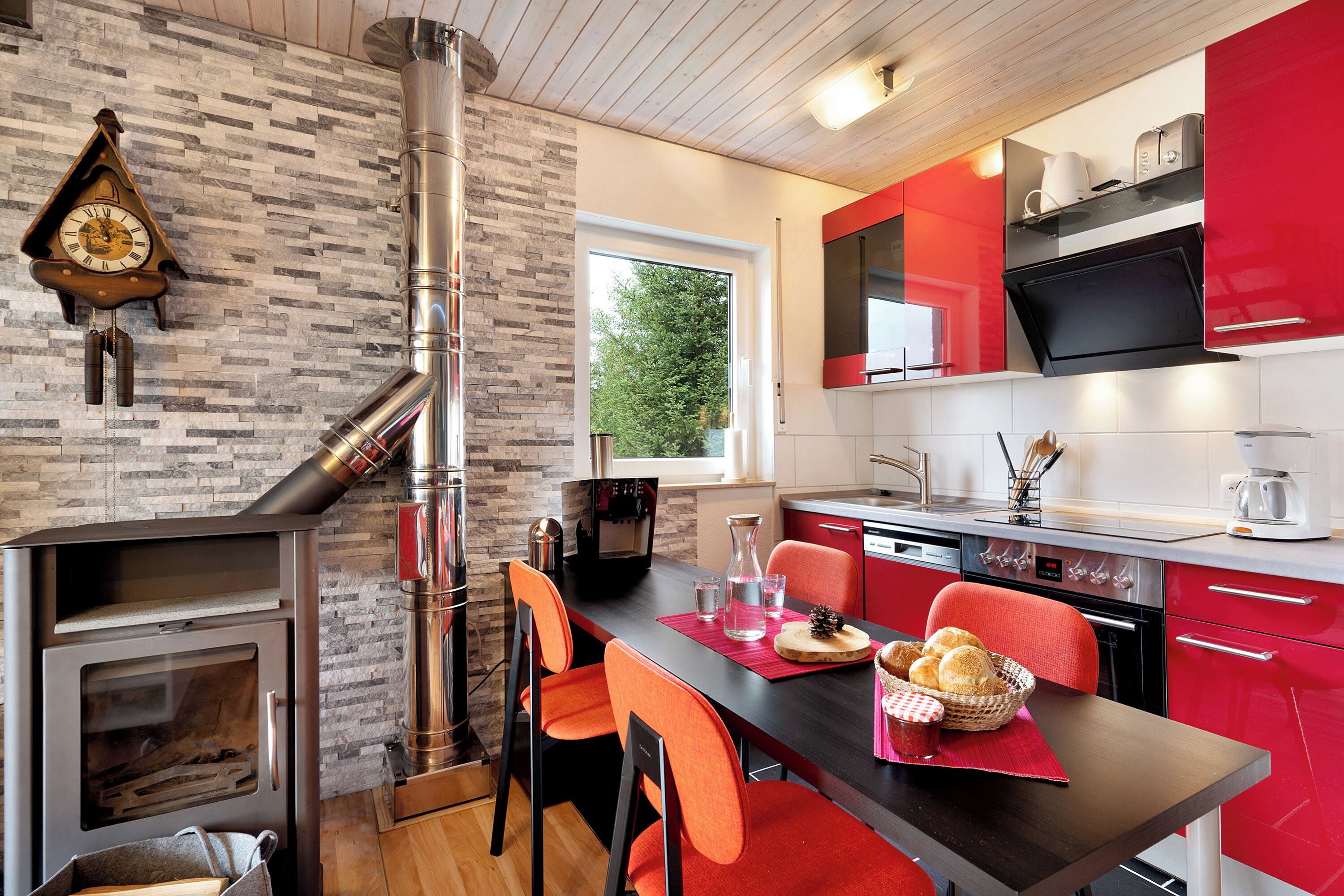 Frigorífico, microondas, horno y placa de cocina