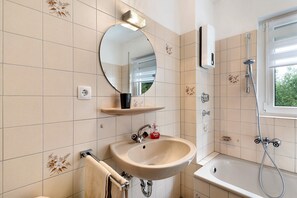 Bañera, secador de pelo y toallas