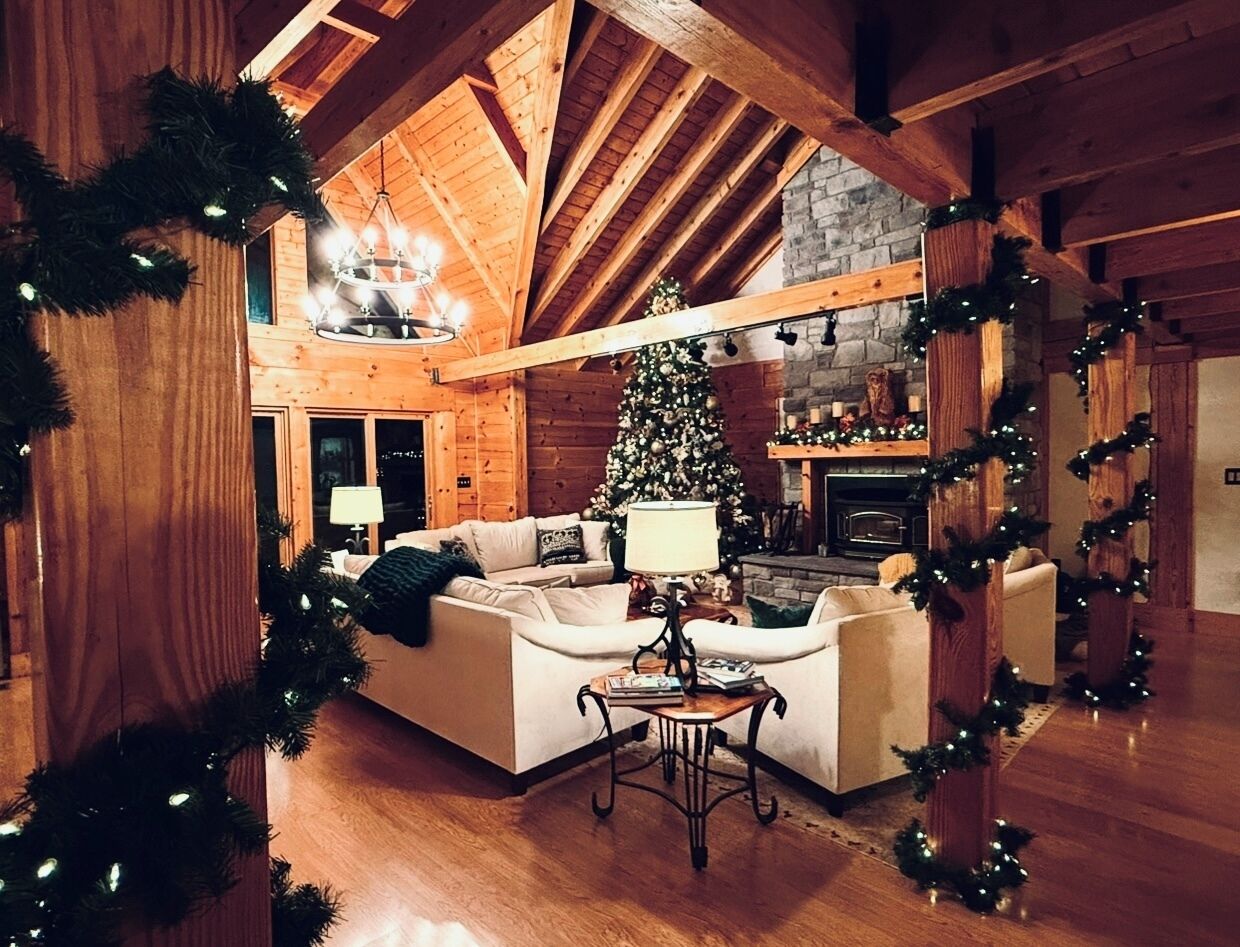 TV connectée, cheminée, lecteur de DVD, baby-foot